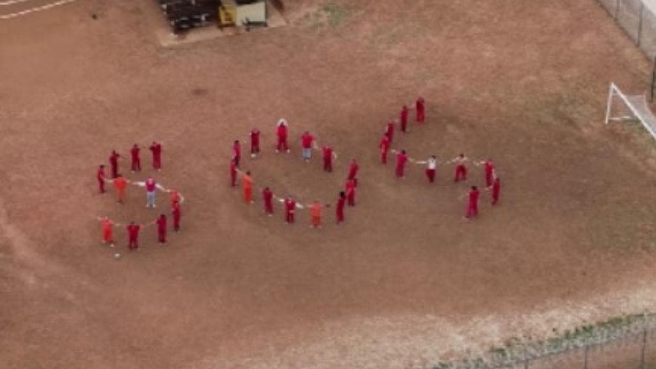 Texas, i migranti detenuti si accorgono del drone dei cronisti e formano un SOS