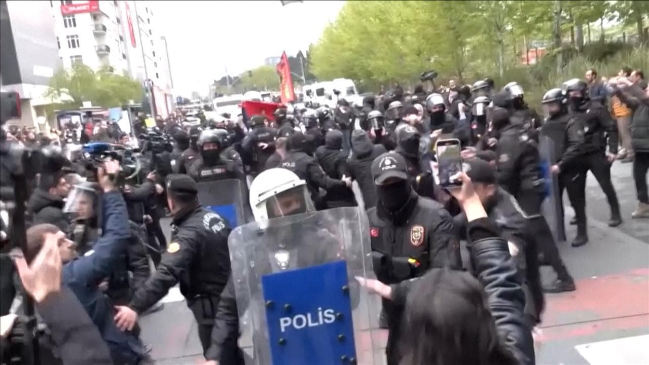 Primo Maggio a Istanbul, la polizia arresta i manifestanti che volevano arrivare a Piazza Taksim