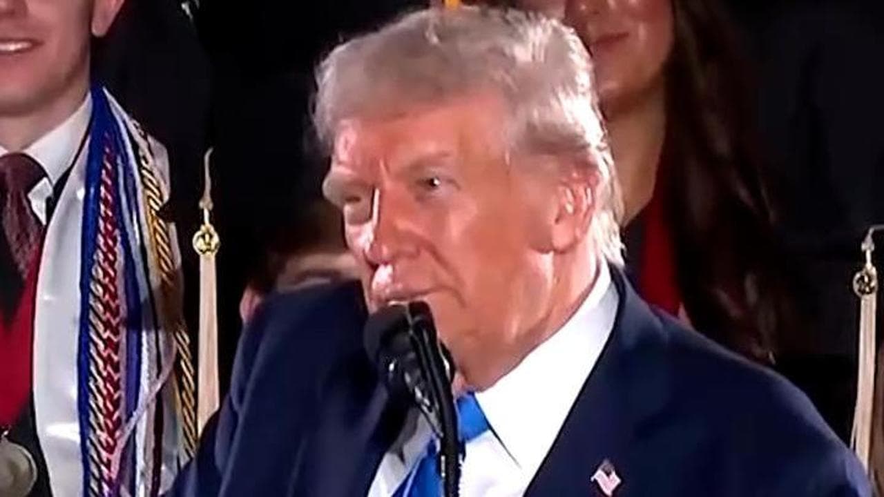 Trump di nuovo la frase shock: "I magnati di Internet ora mi stanno baciando il cu.."