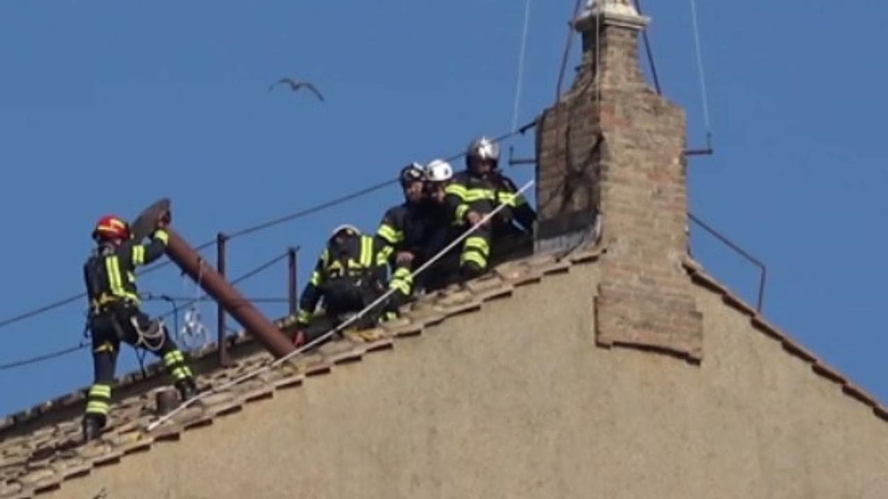 Conclave, montato il comignolo sul tetto della Cappella Sistina