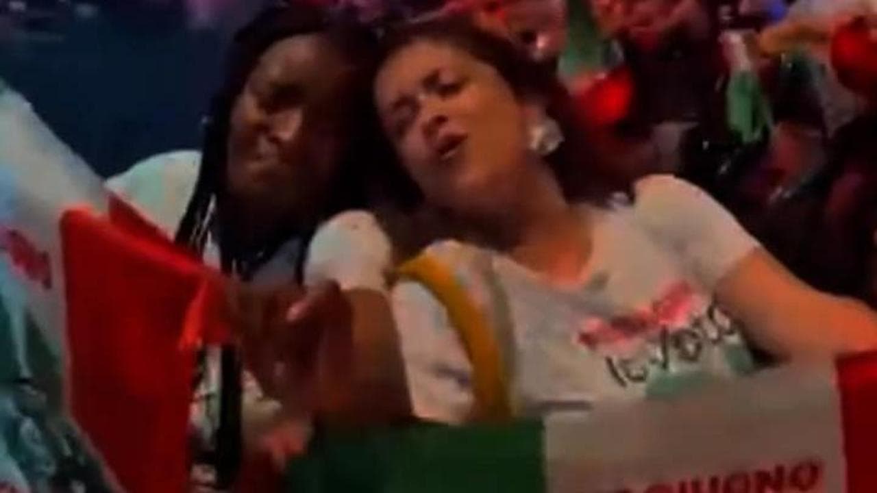 Referendum, attivisti srotolano lo striscione al concerto di Ghali: "Ma in tv nessun dibattito"