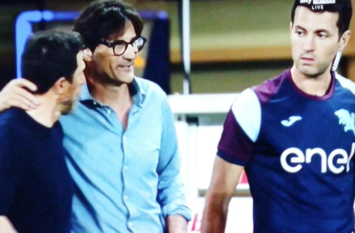 L'abbraccio tra Di Francesco e Vanoli dopo il malore che ha colpito il tecnico granata