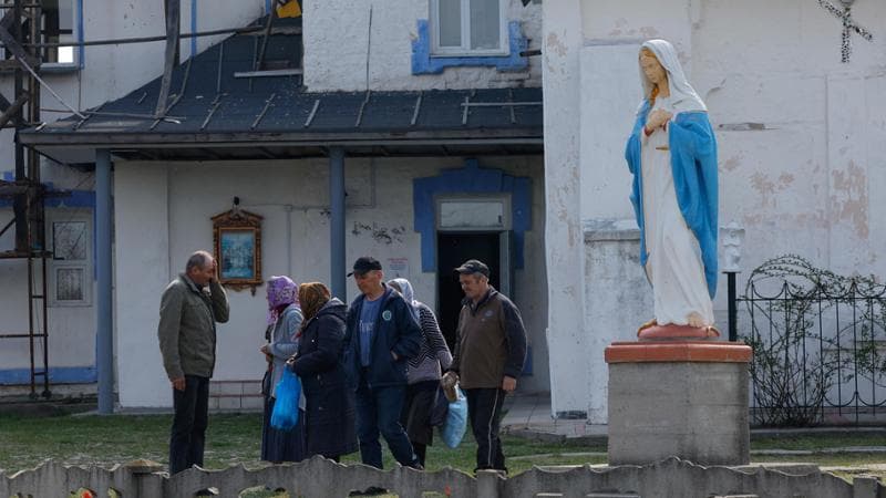 Quattro Paesi per tornare a casa, l’odissea di Olga verso Lugansk: “Venite o perdete tutto”