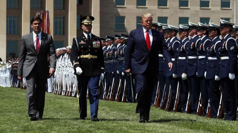 Trump, una parata in stile Armata Rossa per il suo compleanno: a Washington 7mila soldati e carri armati