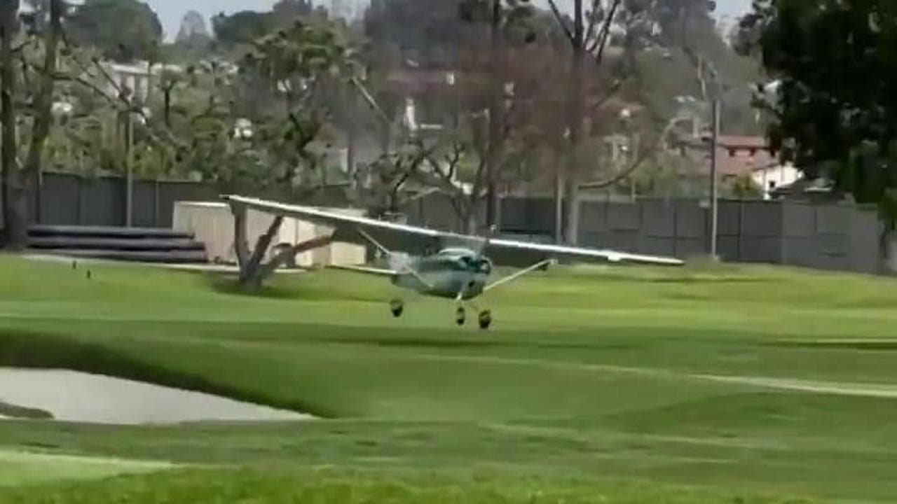 Paura a Los Angeles, aereo fuori pista: l'atterraggio d'emergenza su un campo da golf