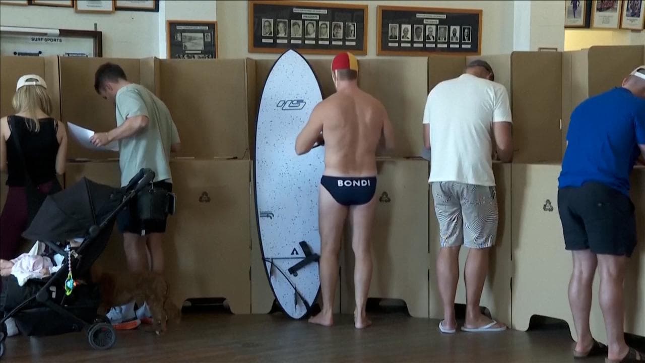 Australia al voto tra spiagge e urne: elettori in costume da bagno a Bondi Beach