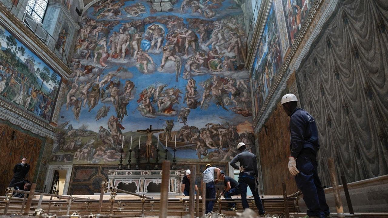La Sistina si prepara al voto per il nuovo Papa: lavori in Conclave sotto lo sguardo di Michelangelo