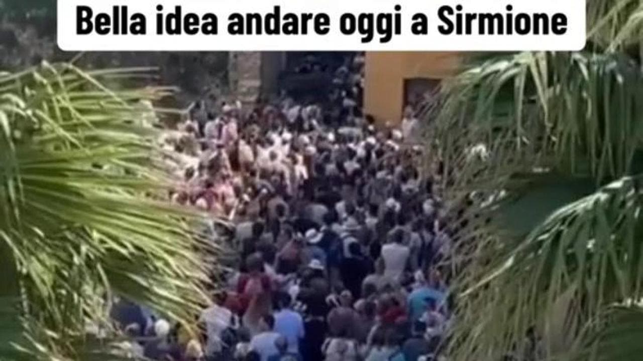 Sirmione presa d'assalto dai turisti, la ressa per accedere al borgo
