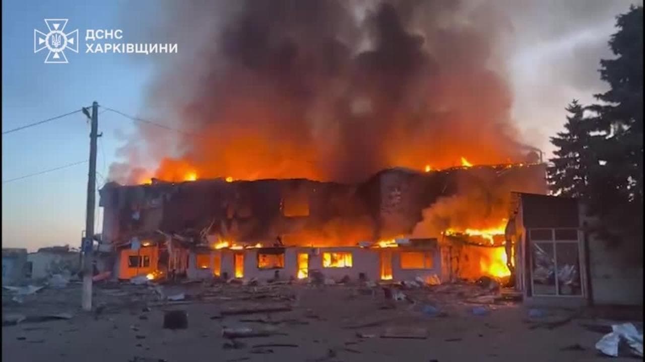 Droni russi su una cittadina vicino al confine: a fuoco un centro commerciale e case