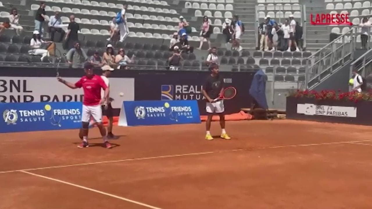 Roma: al Foro Italico Paolo Bonolis gioca a tennis in coppia con Flavio Cobolli