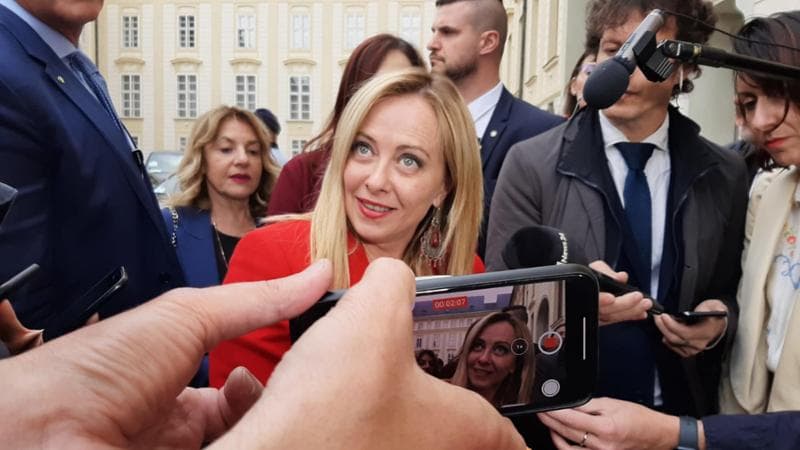 Giorgia Meloni parla con i giornalisti a Praga, 10 maggio 2023. ANSA/CAPPELLERI