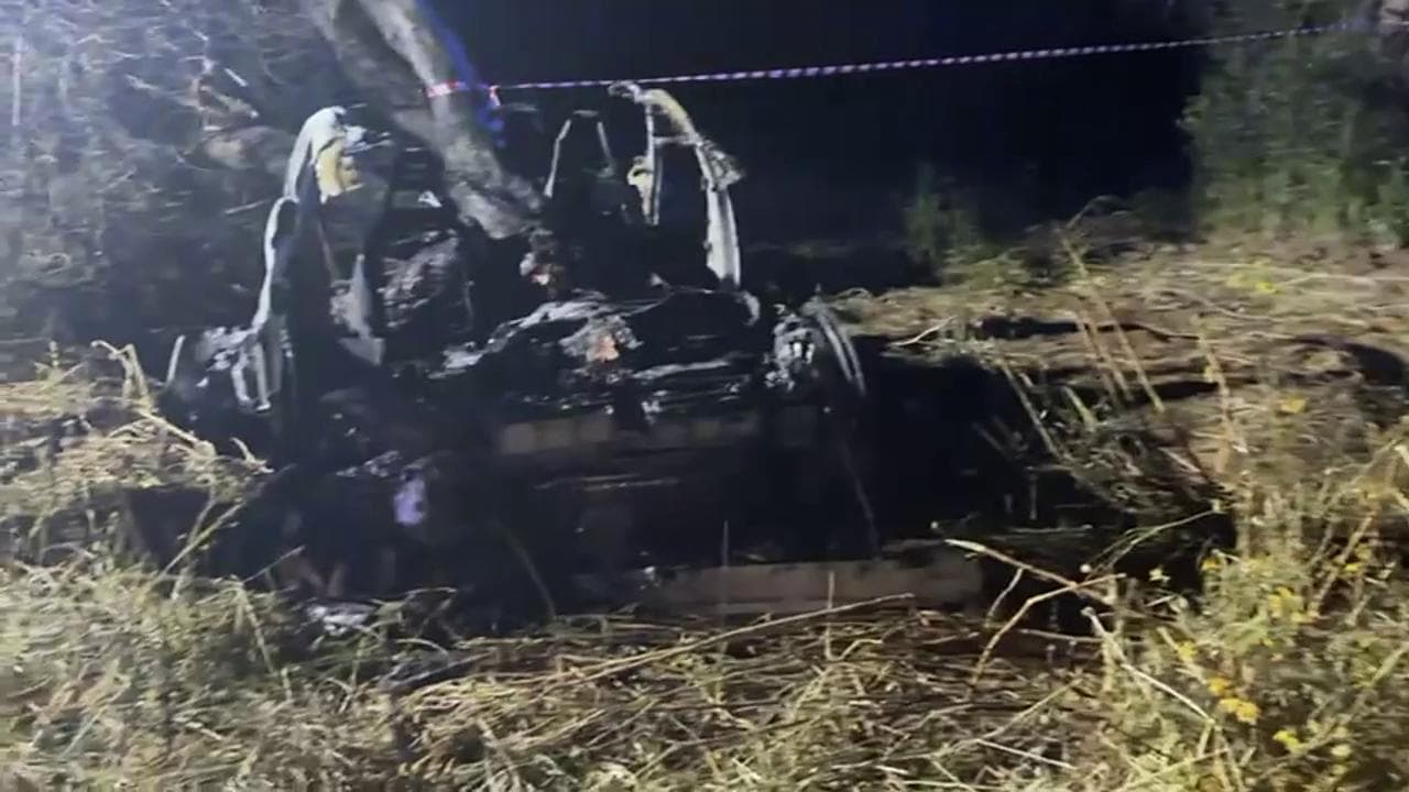 Auto si ribalta e prende fuoco, morti tre ragazzi