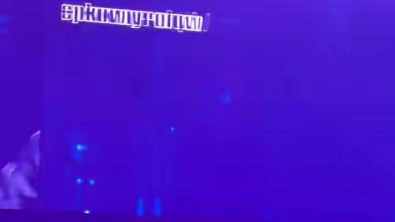 Milano, piccolo incidente per il rapper Guè: cade in una botola durante il concerto al forum