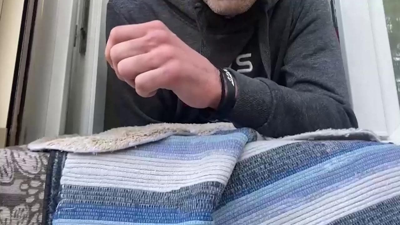 Bimba fa arrestare il padre che ha accoltellato la madre, un residente: "Era violento, beveva"
