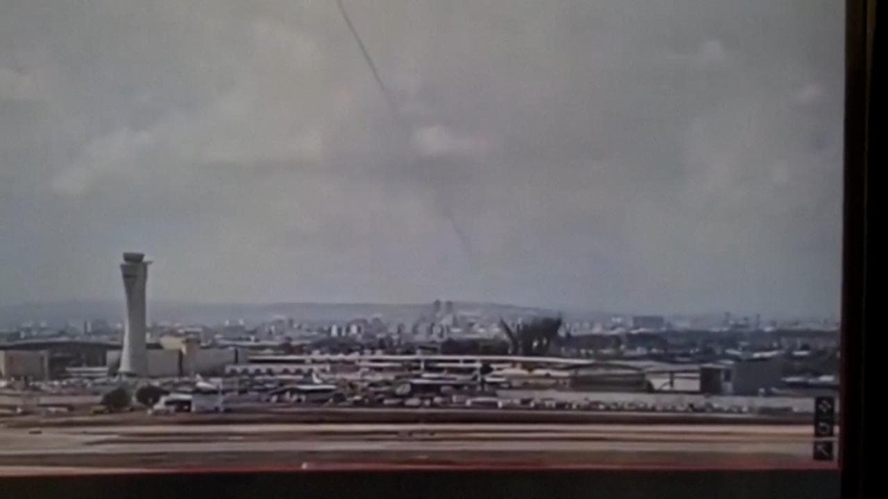 Tel Aviv: il momento dell'impatto del missile Houthi sull'aeroporto Ben Gurion