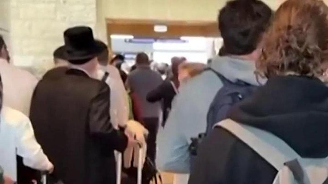 Tel Aviv, le sirene all'aeroporto Ben Gurion annunciano l'attacco: la tensione tra i passeggeri