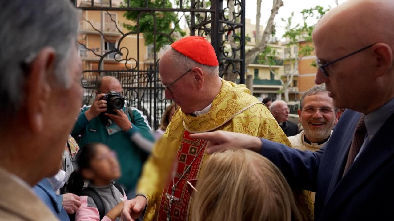 Verso il Conclave, la bimba sorprende il cardinale Dolan: "Sei tu il nuovo Papa?"
