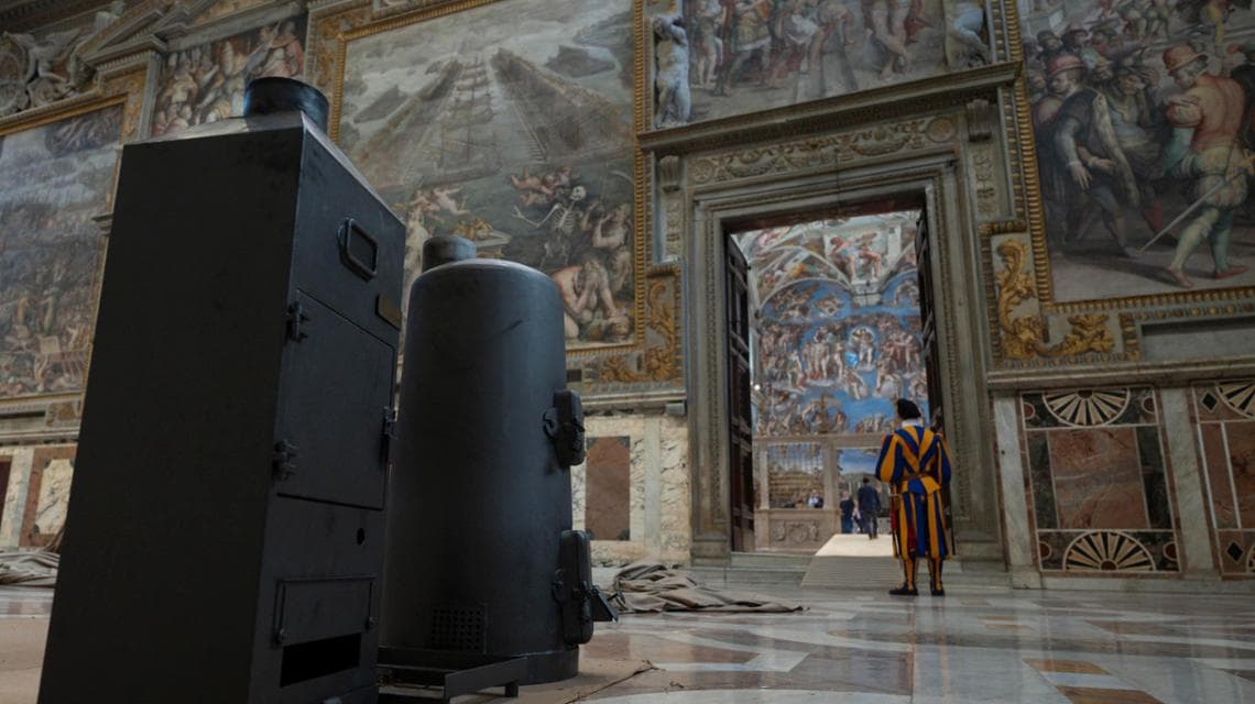 Le stufe nella Cappella Sistina dove verranno bruciate le schede dei cardinali elettori e verrà prodotta la fumata