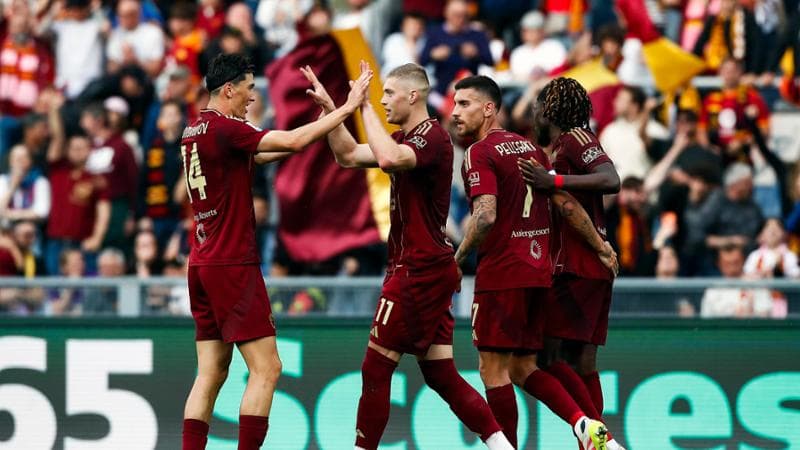 Dovbyk festeggiato dopo il gol vittoria