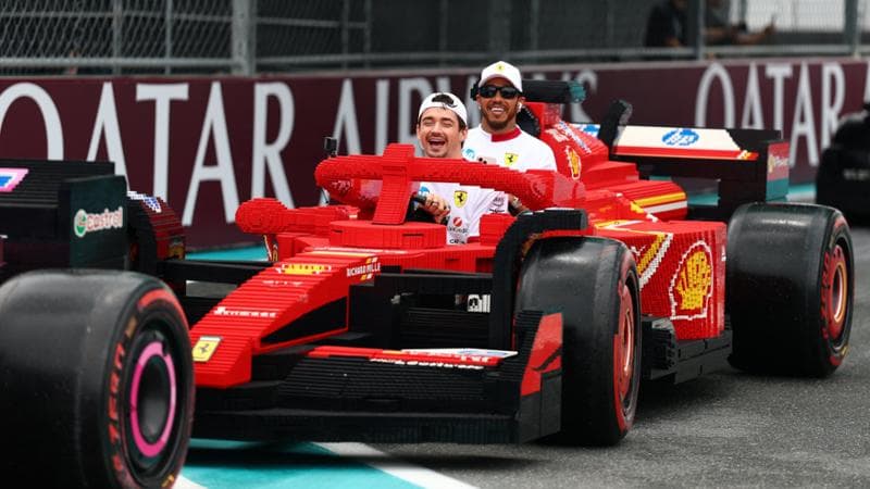 Piloti in pista a Miami su monoposto costruite con i mattoncini Lego: raggiungono i 20 km/h