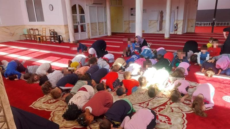 La visita dei bambini dell'asilo nella moschea di Susegana (Treviso). Foto presa da Facebook
