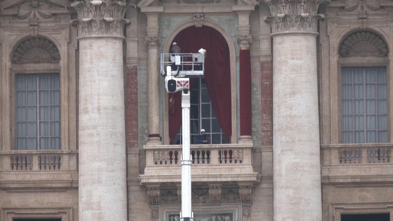 San Pietro: installate nuove tende sul balcone dove si affaccerà il prossimo Papa