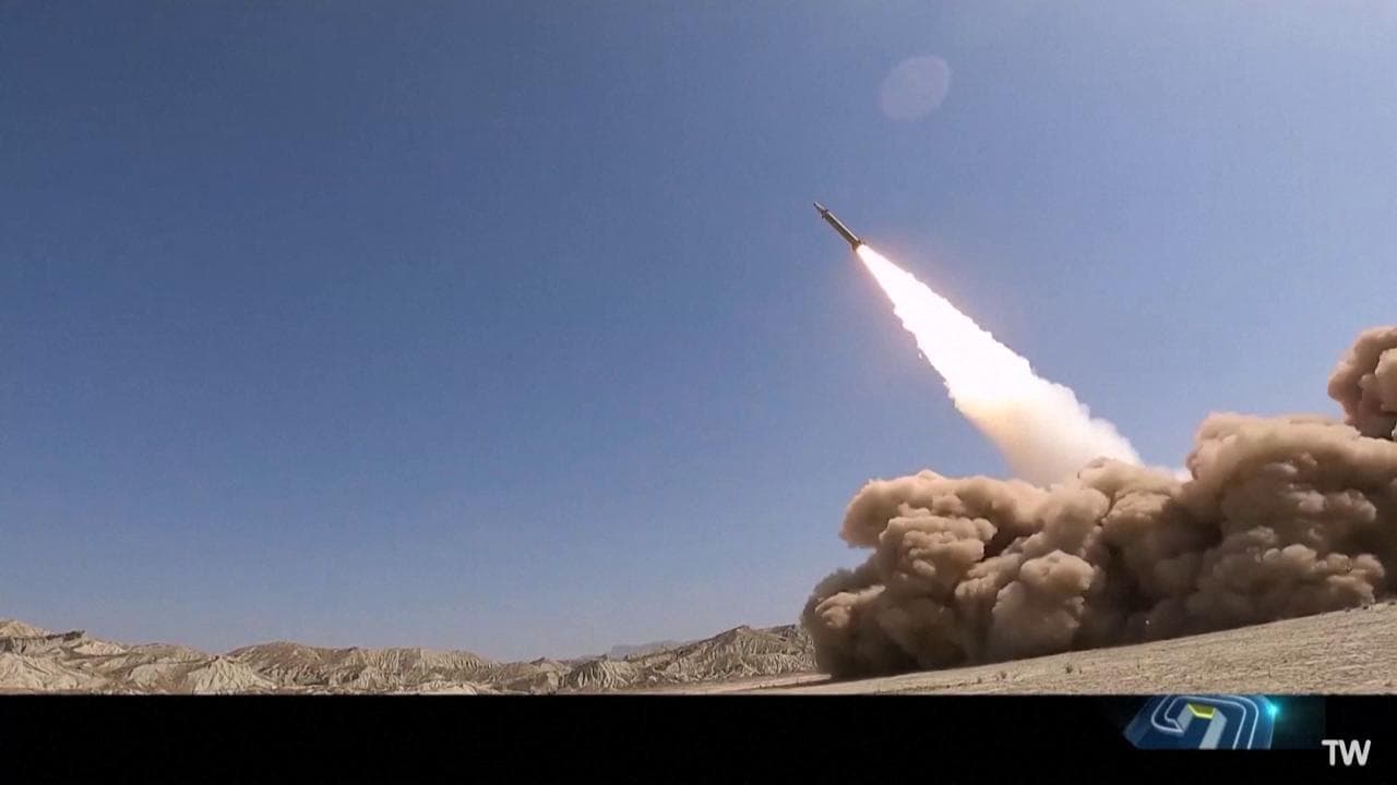 L'Iran presenta un nuovo missile balistico: "Se attaccati, lo useremo contro le basi Usa"