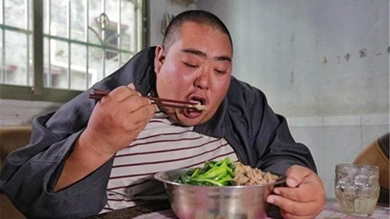 “Compagni, dimagrite”. Bilance e bonus in busta paga, così Pechino mette a dieta la Cina