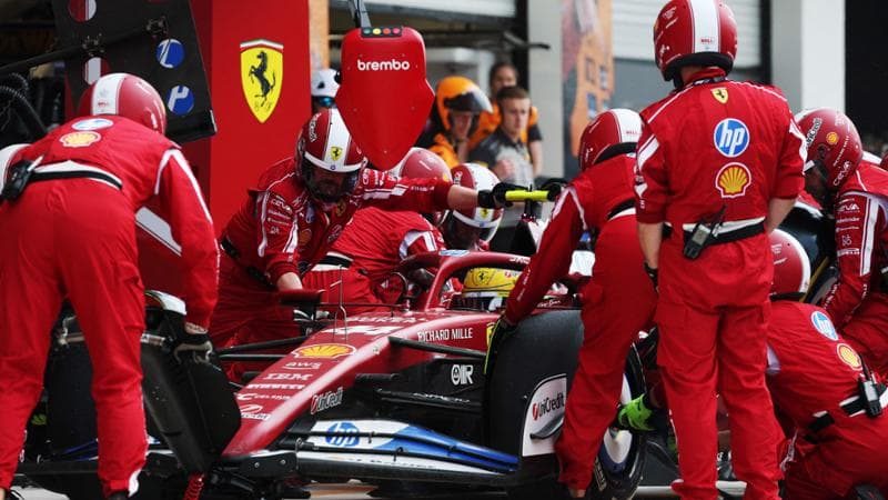 Lewis Hamilton al box Ferrari