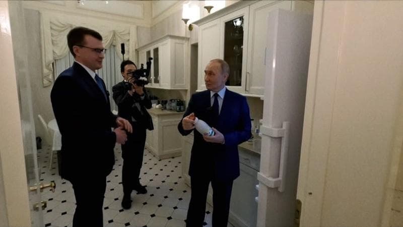 Putin apre la “sua” cucina e si fa intervistare davanti al frigo tra i prodotti del discount