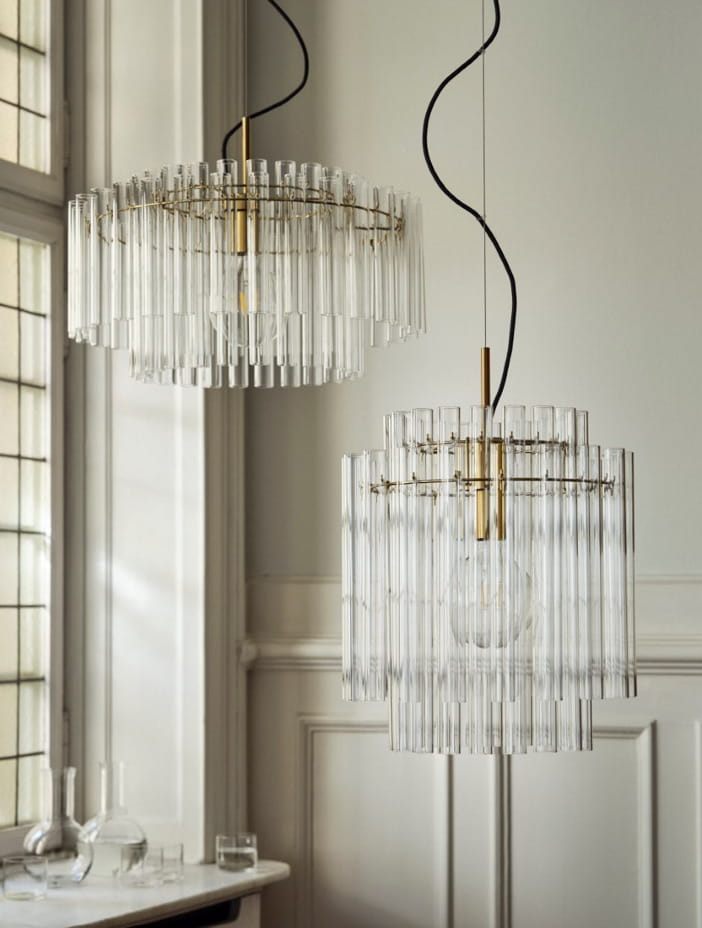 Le due versioni del lampadario di ispirazione veneziana. I sottili cilindri in vetro a cascata riflettono la luce rendendolo molto luminoso