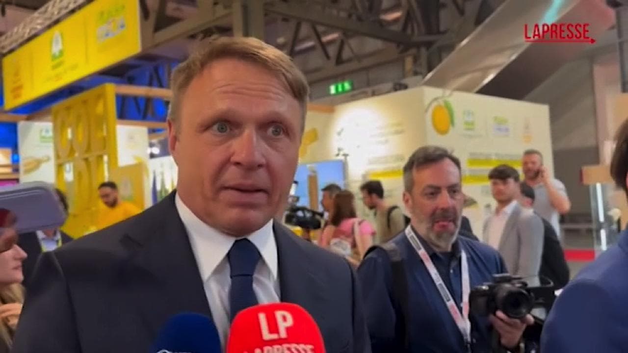Lollobrigida su Trump vestito da Papa: "Non condividiamo l'abbigliamento anche di altri leader"