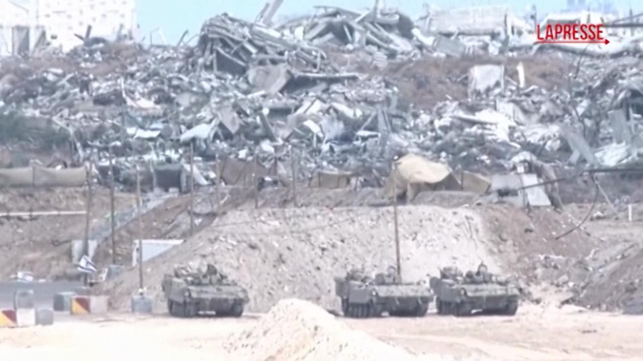 Carri armati e veicoli dell'esercito israeliano in movimento verso la Striscia di Gaza