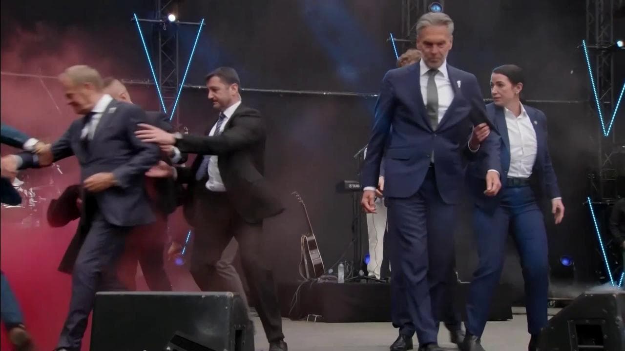 Paesi Bassi, fumogeni e manifestanti pro Pal interrompono la cerimonia della Seconda Guerra Mondiale