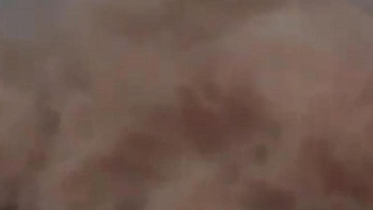 Tempesta di sabbia in Arabia Saudita: un gigantesco muro di polvere attraversa Al-Qassim