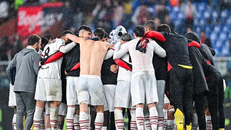 Il Milan festeggia in cerchio la vittoria