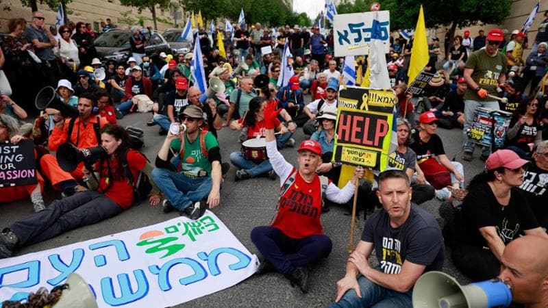 Israele, in piazza per sfidare Netanyahu: “Salva il potere e non gli ostaggi”