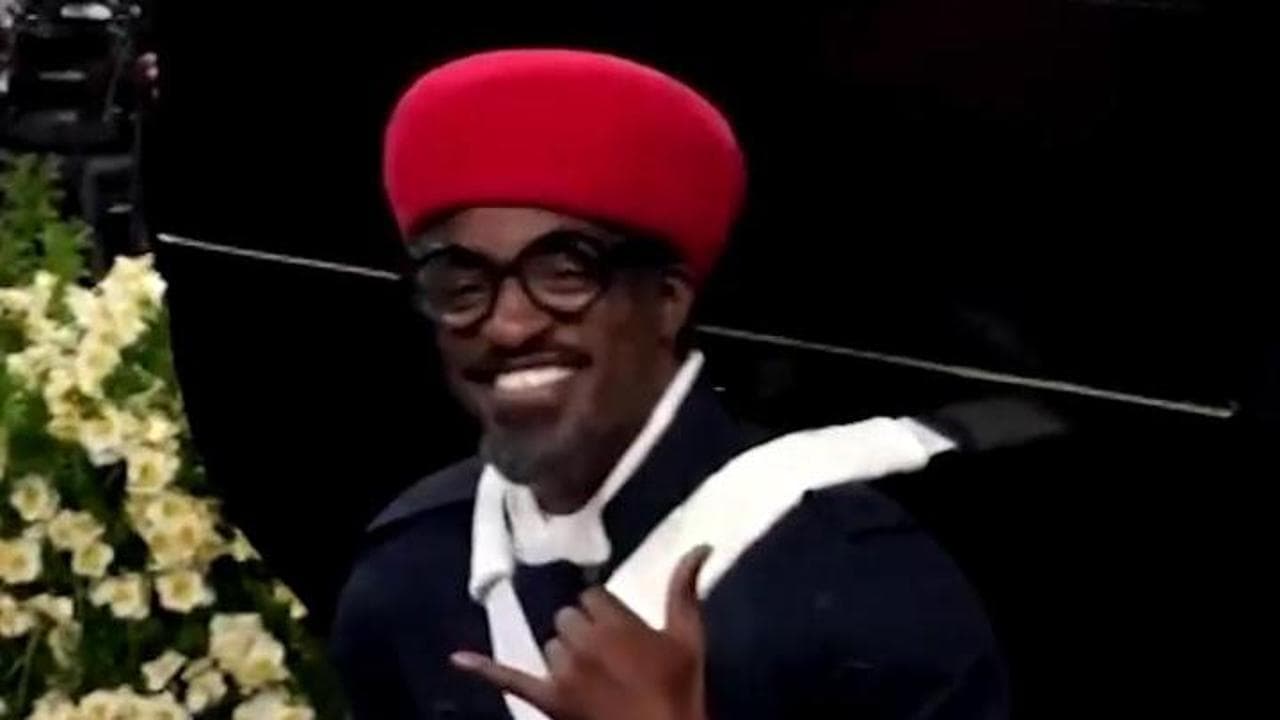 Met Gala, il look di André 3000 conquista il red carpet: il rapper sfila con un pianoforte in spalla