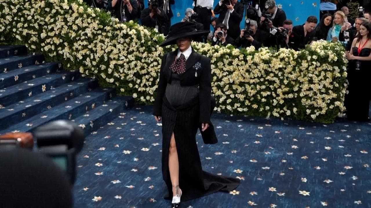 New York: Rihanna rivela la sua terza gravidanza al Met Gala