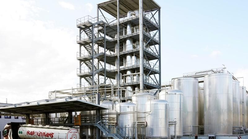 La Igi, una raffineria di oli industriali che lavora per la Ferrero, ha installato nello stabilimento di Buccino, in provincia di Salerno, una batteria che accumula l’energia prodotta dai pannelli fotovoltaici utilizzando la sabbia silicea dei fiumi. Alessandro Sala/Cesura