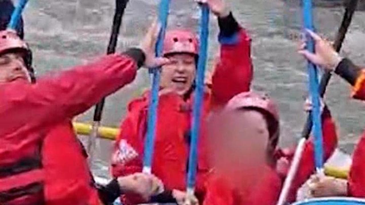Week end di relax per Giorgia Meloni in Val di Sole: la premier fa rafting con la figlia