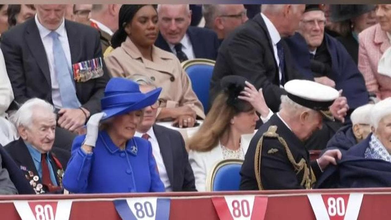 Gb, Re Carlo aggiusta la coperta di una veterana durante la parata del VE Day
