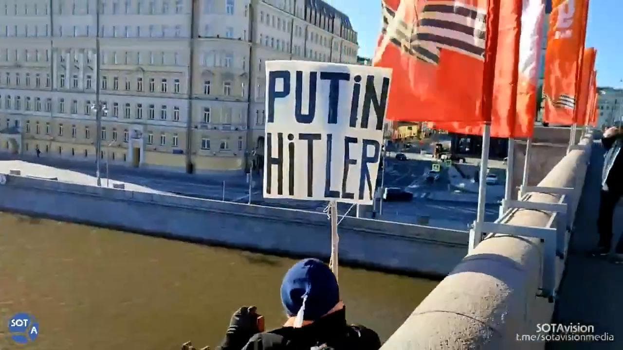 Mosca, un uomo mostra da un ponte il cartello "Putin Hitler". Poi si getta nel fiume Moscova