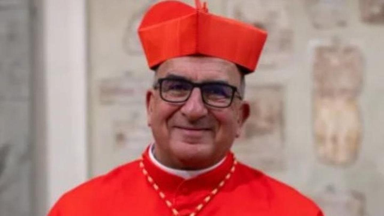 Conclave, il cardinale Chomalí posta il video mentre lava la camicia: “Voglio arrivare impeccabile”