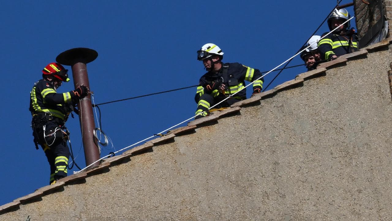A chimney pot is installed on the roof of the Sistine Chapel in the Vatican City 02 May 2025 ahead of the conclave to choose a new pope which is due to begin 07 May 2025.  ANSA/ETTORE FERRARI  (comignolo, vaticano, elezione Papa, fumata)
