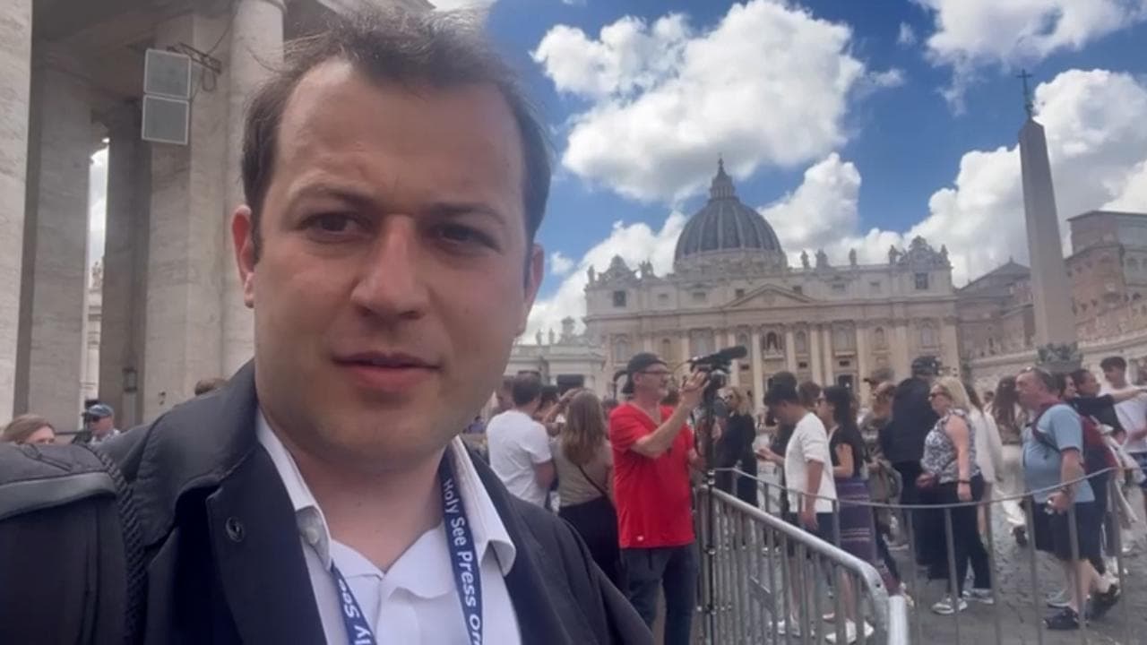 Conclave, cronaca dell'ultimo giorno di libertà dei cardinali: tra assalti stampa e trattorie