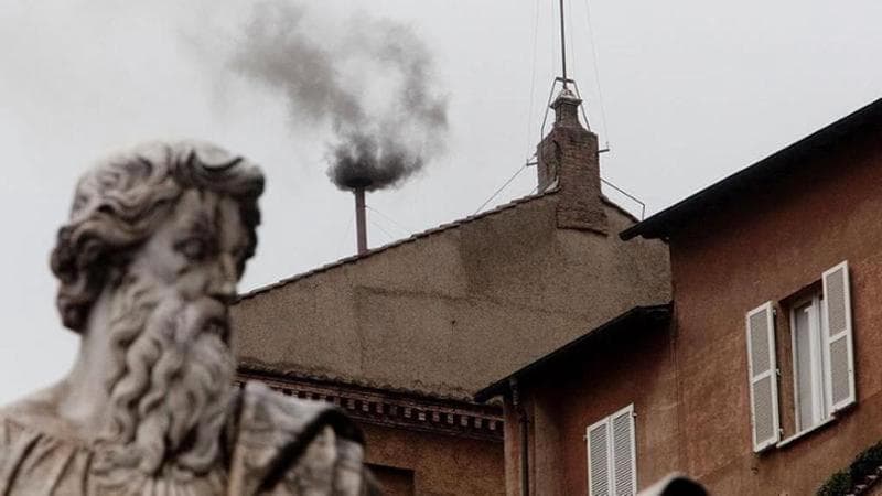 Fumata bianca e fumata nera: il significato del simbolo del Conclave