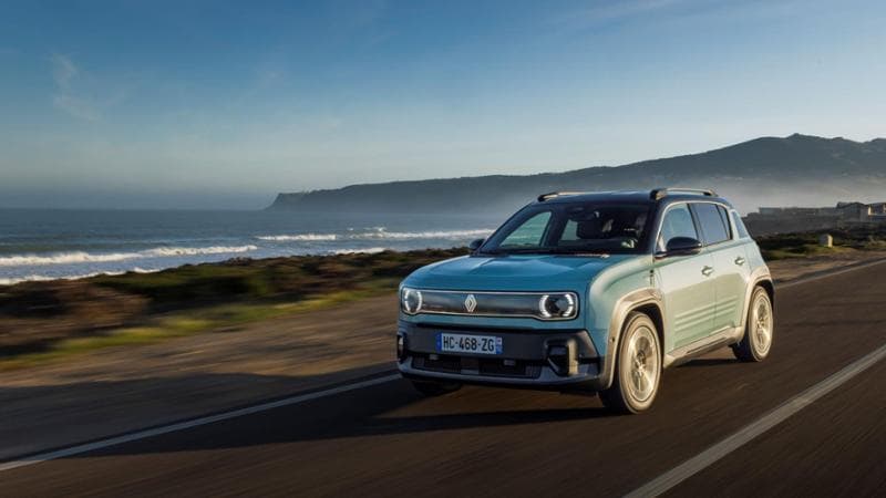 Renault 4, il ritorno di un’icona: il crossover elettrico è comodo, tecnologico e consuma poco
