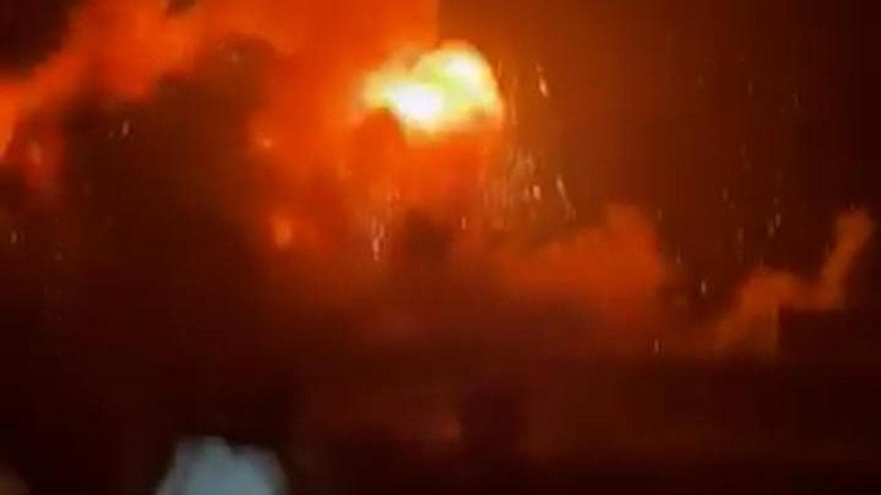 Missili indiani sul Pakistan: fuoco, palazzi sventrati e resti di guerra tra le macerie