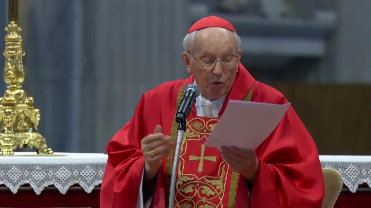 Conclave, il cardinale Re: "Un Papa che risvegli le coscienze in un mondo che dimentica Dio"